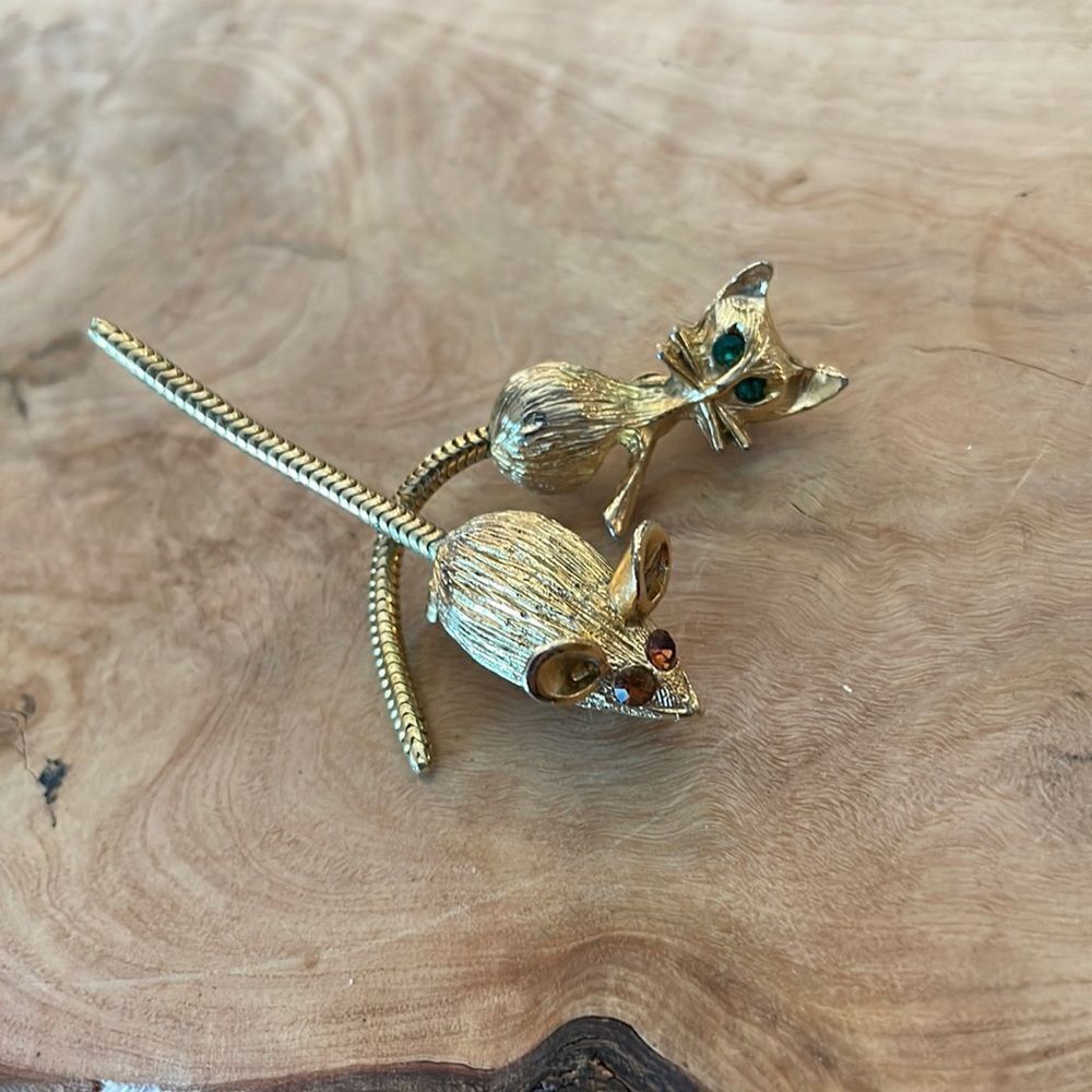 Vintage 1960’s Gold Tone Cat And Mouse Brooch Set